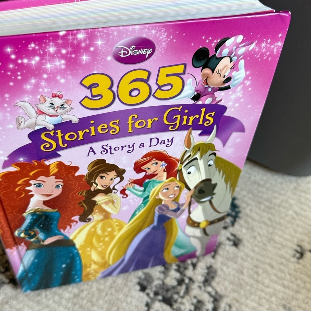 Disney Princess Children’s daily story book with 365 stories for girls